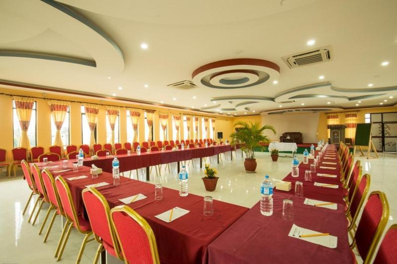 Hotel Royal Safari Chitwan Luaran gambar