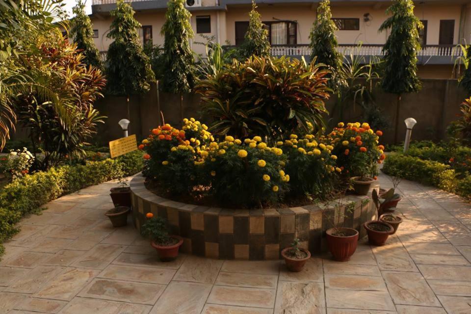 Hotel Royal Safari Chitwan Luaran gambar