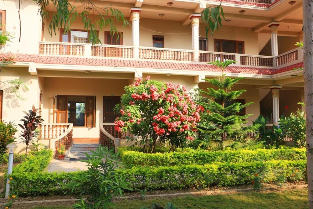 Hotel Royal Safari Chitwan Luaran gambar